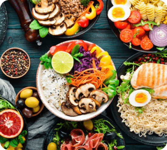 Ushqime të shëndetshme dhe të balancuara – pjata me perime, proteina dhe drithëra për një dietë të personalizuar nga Transformohu.